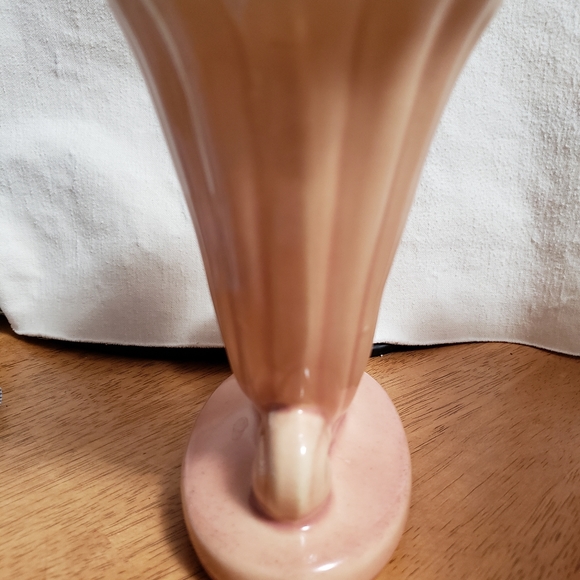 Cornucopia vase in peach. USA signed - Picture 3 of 14
